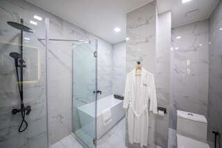 Отель Newport Hotel Kutaisi Кутаиси Улучшенный люкс с кроватью размера «king-size»-9